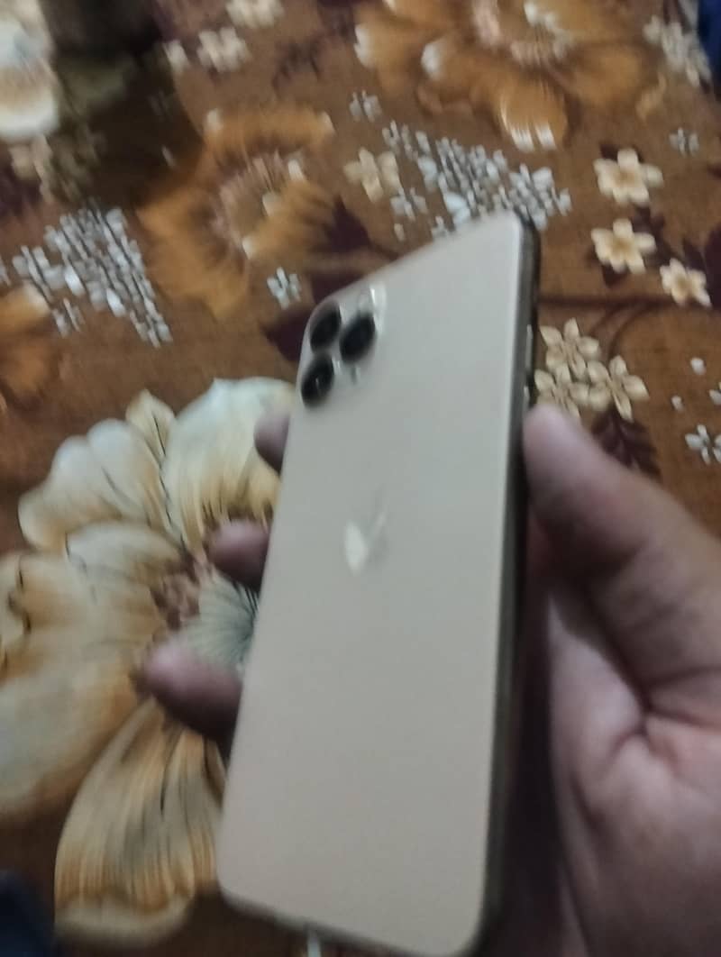 Apple iPhone 11 Pro 4