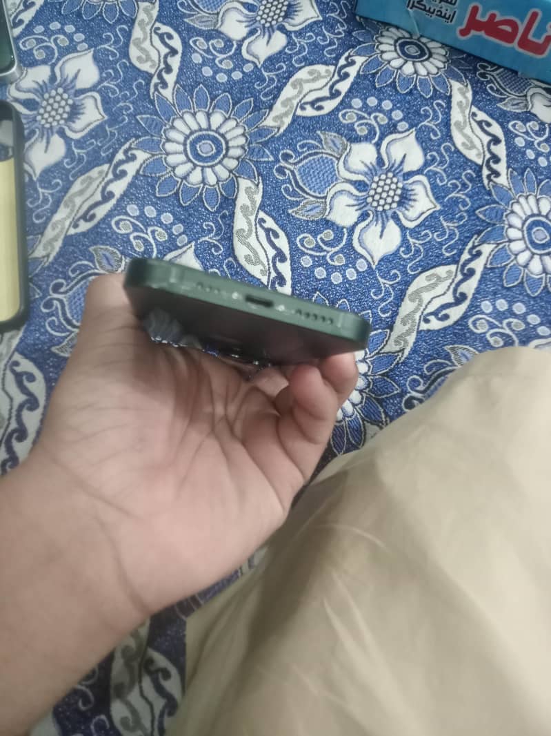 Apple iPhone 13 2