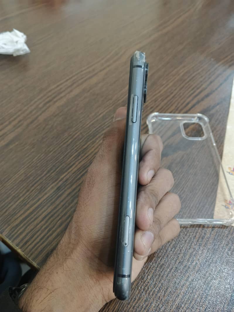 Apple iPhone 11 4