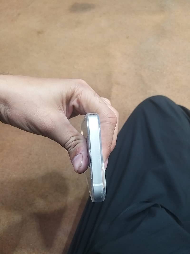 Apple iPhone 13 4