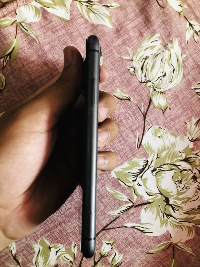 Apple iPhone 11 3