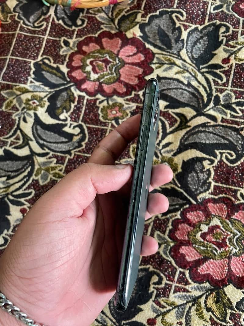 Apple iPhone 11 Pro Max 2