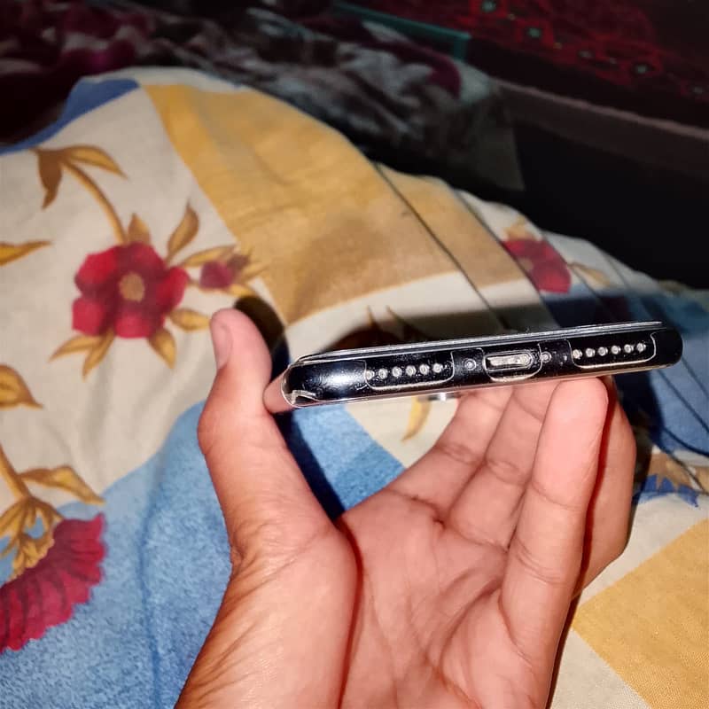 Apple iPhone X 4