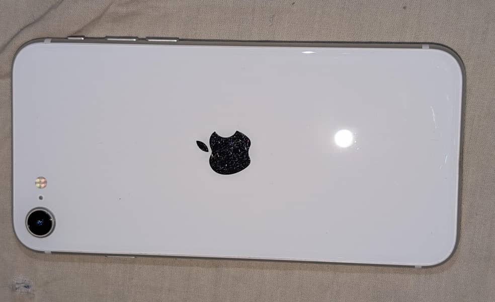 Apple iPhone SE 4GB 128GB 1