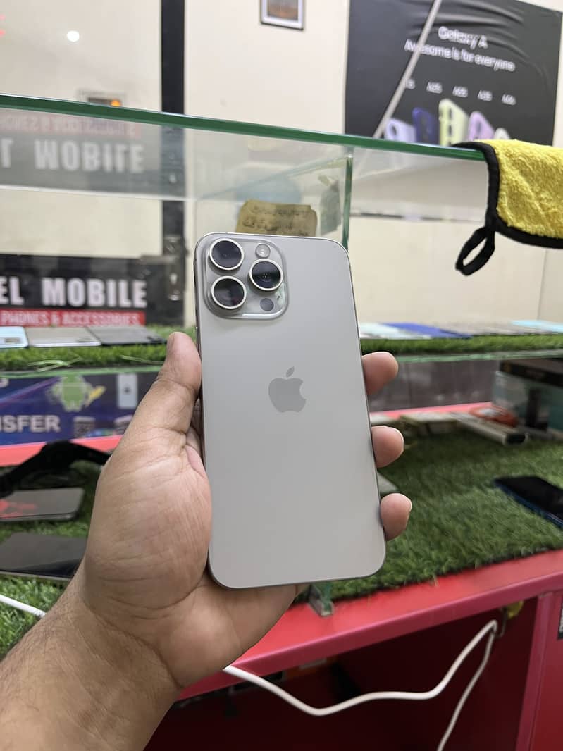 Apple iPhone 15 Pro Max 0
