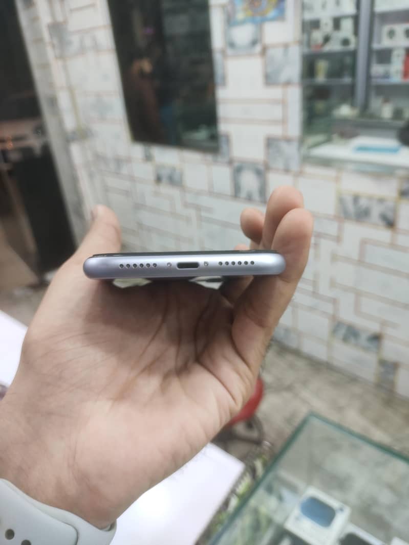 Apple iPhone 11 3