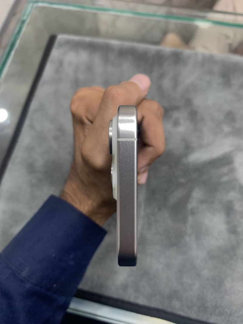 Apple iPhone 15 Pro 3
