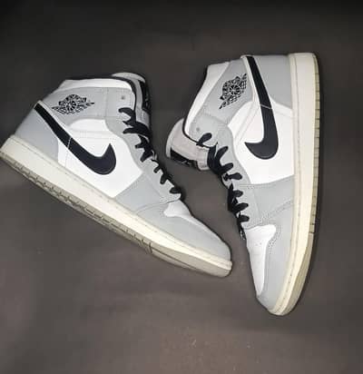 Air Jordan 1 Mid "Light Smoke Grey