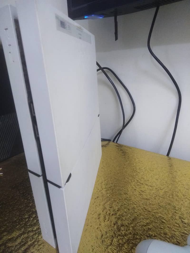ps4 fat with 2 controller 0