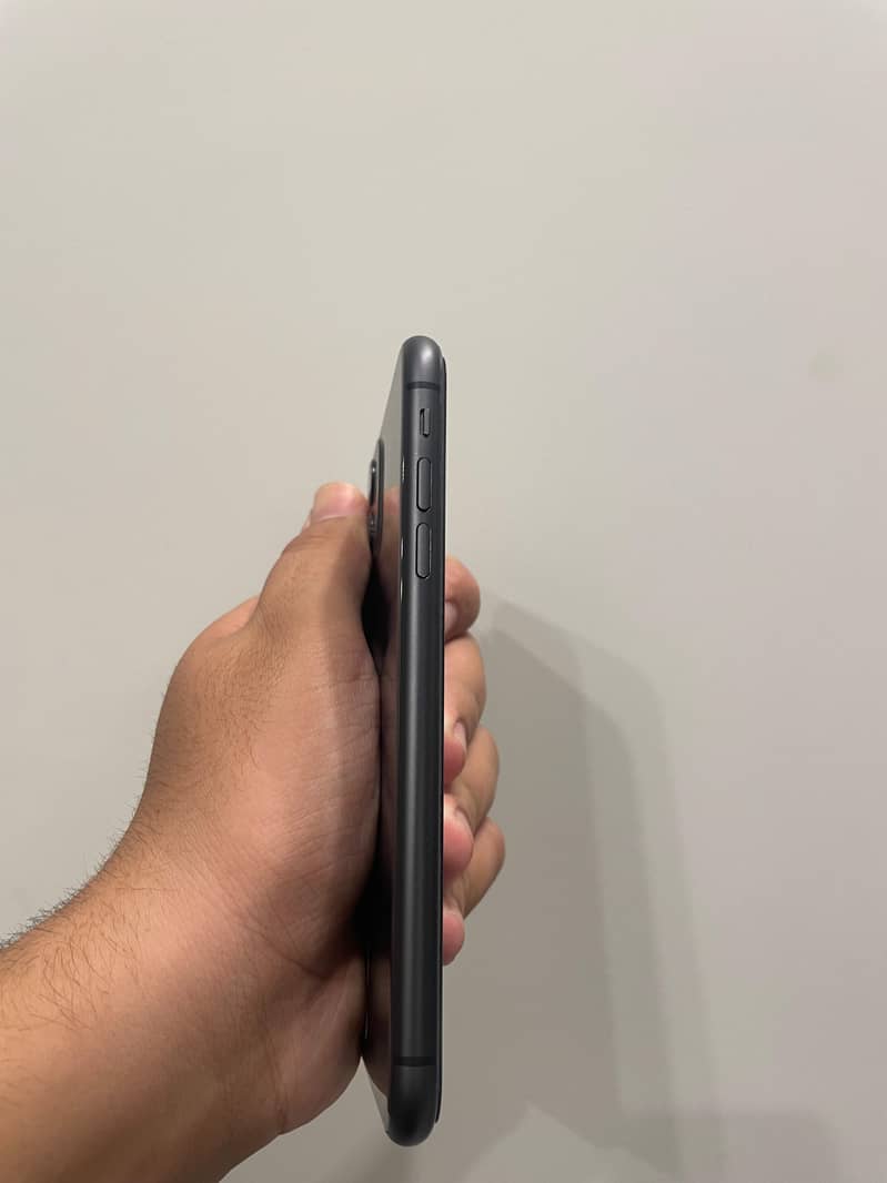 Apple iPhone 11 4