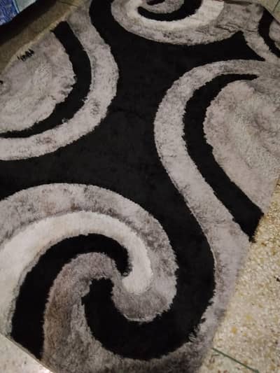 Shaggy carpet in new condition