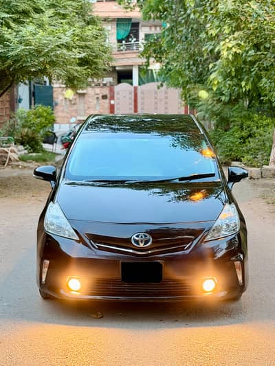 Toyota Prius Alpha 2014