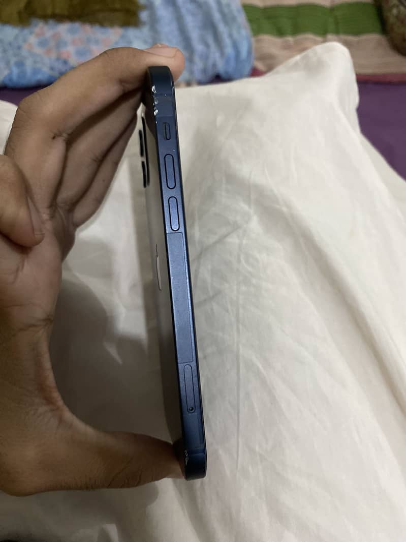 Apple iPhone 12 4