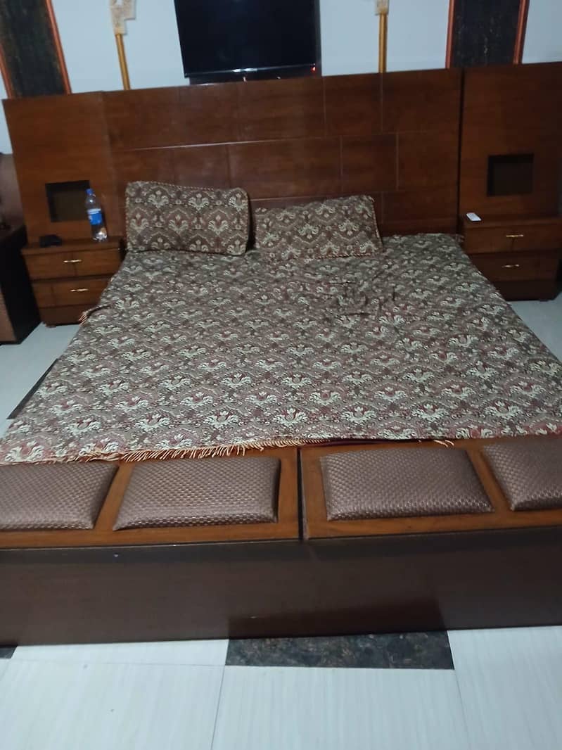 Bed with Side Tables 0