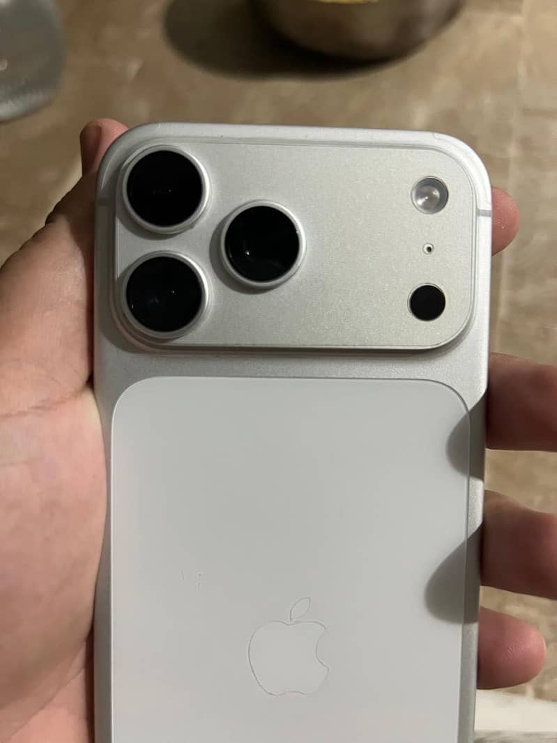 Apple iPhone 17 Pro Max 4