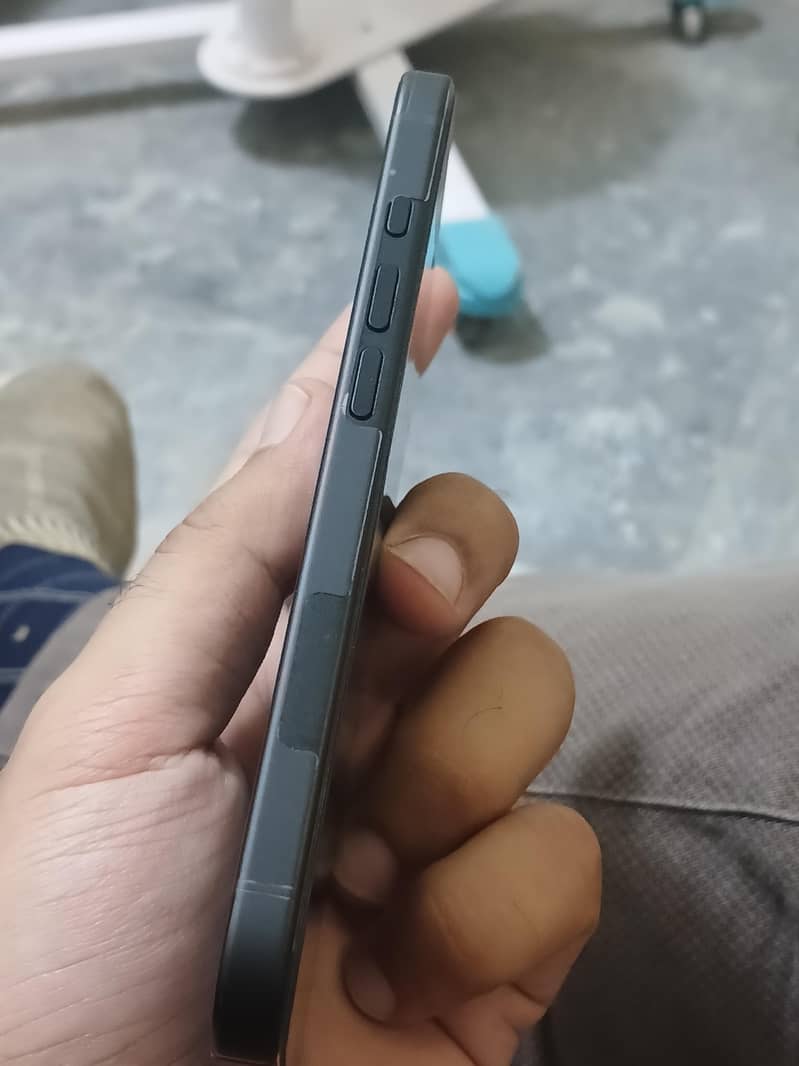 Apple iPhone 16 5