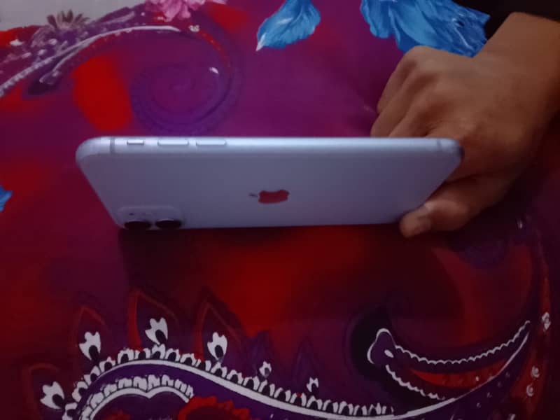 Apple iPhone 11 4
