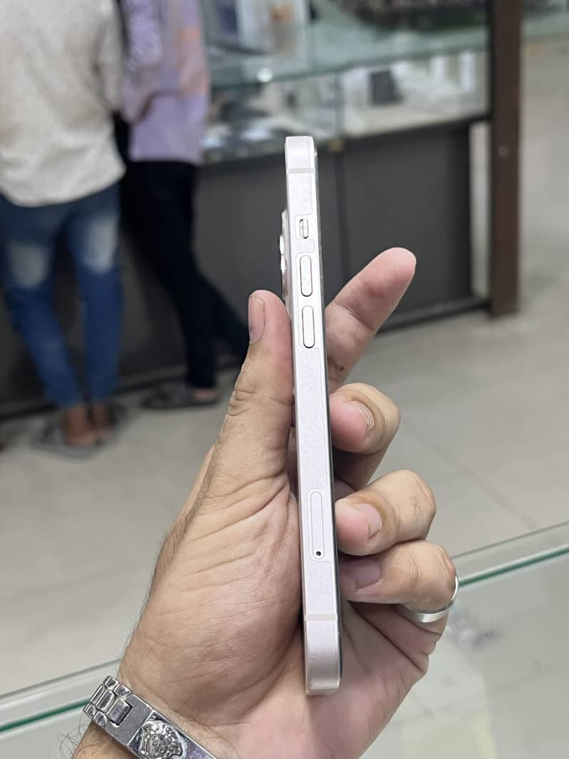 Apple iPhone 13 5