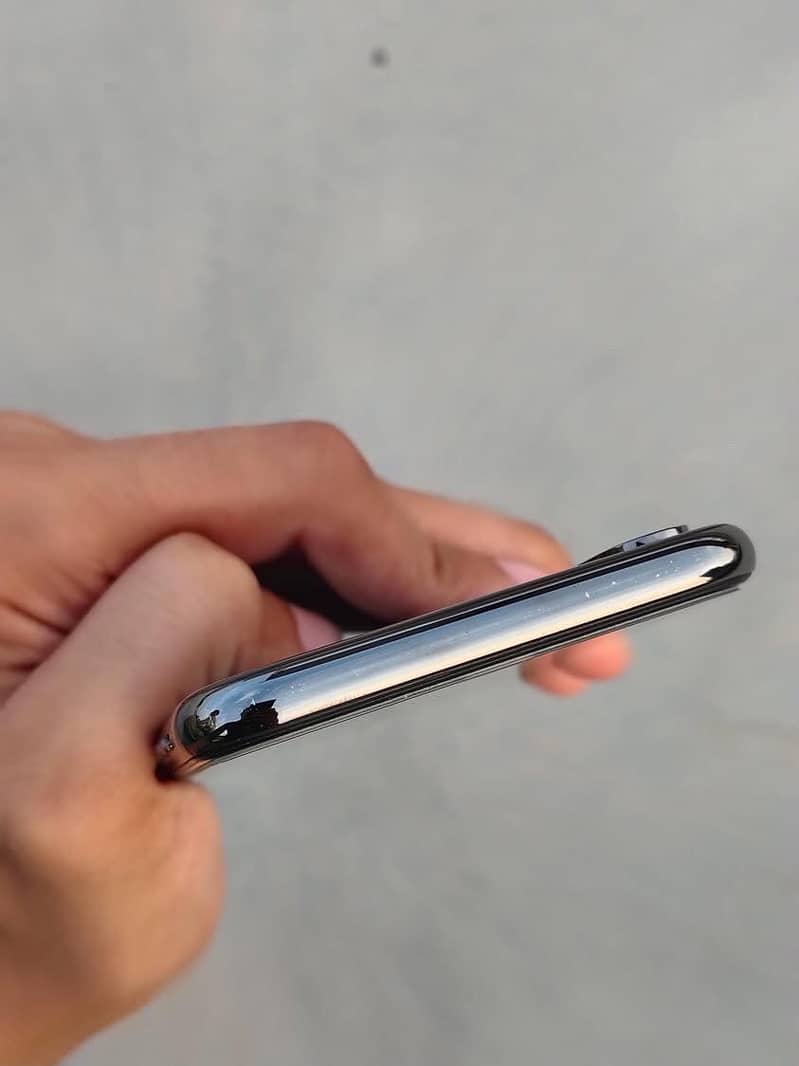 Apple iPhone X 4