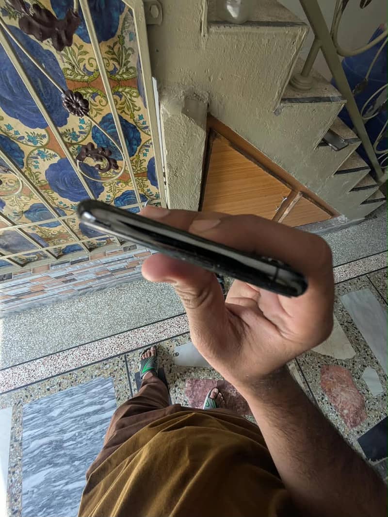 Apple iPhone XS Max 5