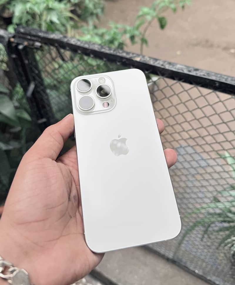 Apple iPhone 15 Pro Max 0