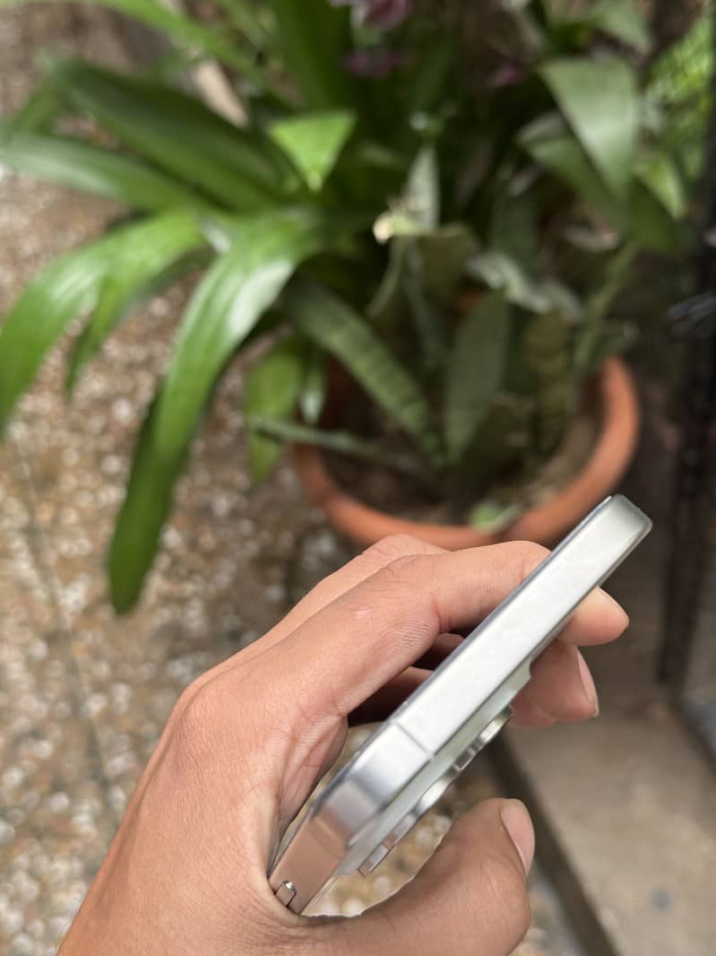 Apple iPhone 15 Pro Max 4