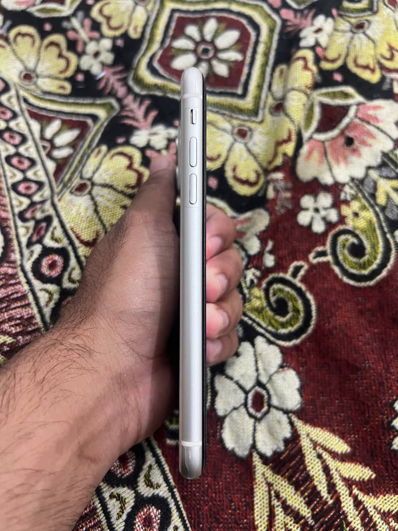 Apple iPhone 11 4