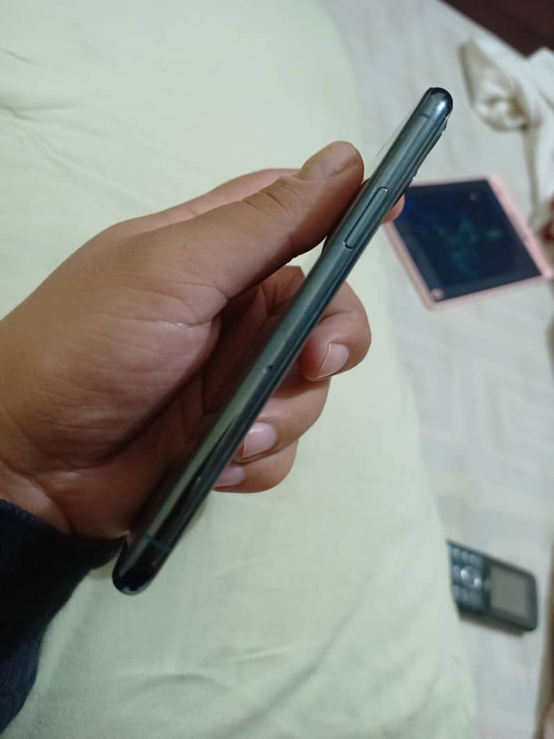 Apple iPhone 11 Pro 4