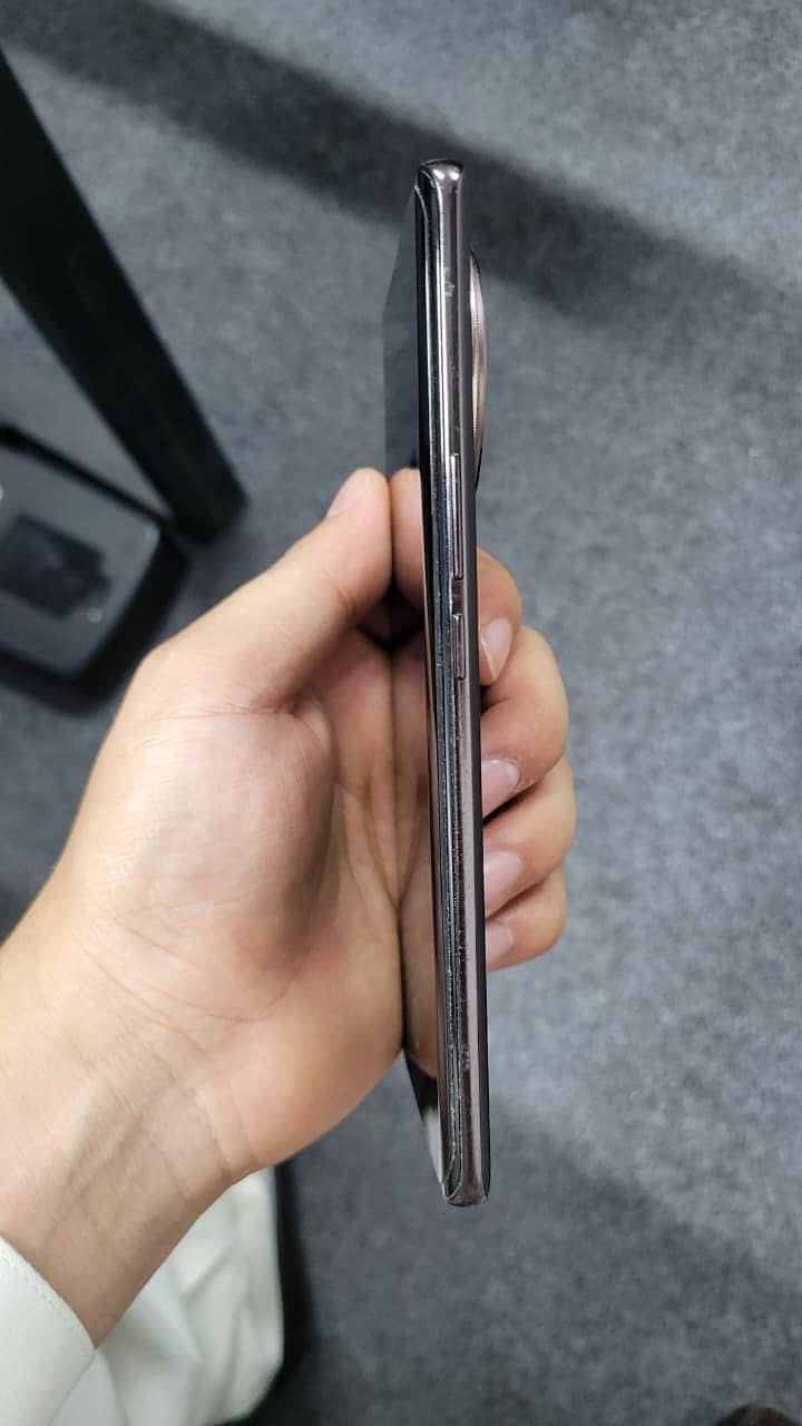 Vivo V30e 4