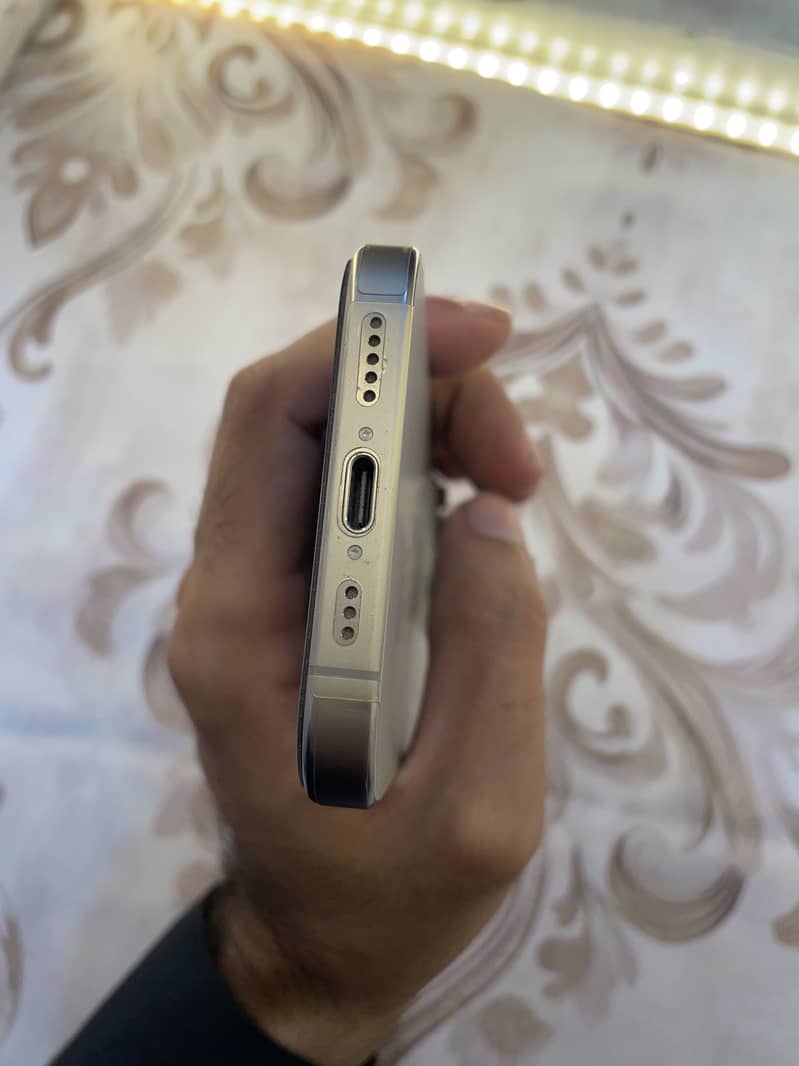 Apple iPhone 16 Pro 2