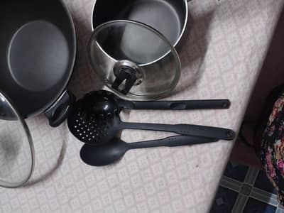 Non stick cookware set