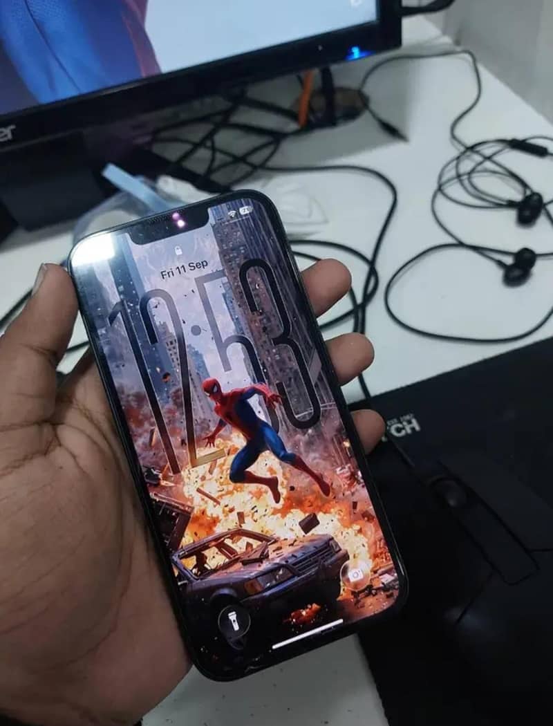 Apple iPhone 13 water pack 2