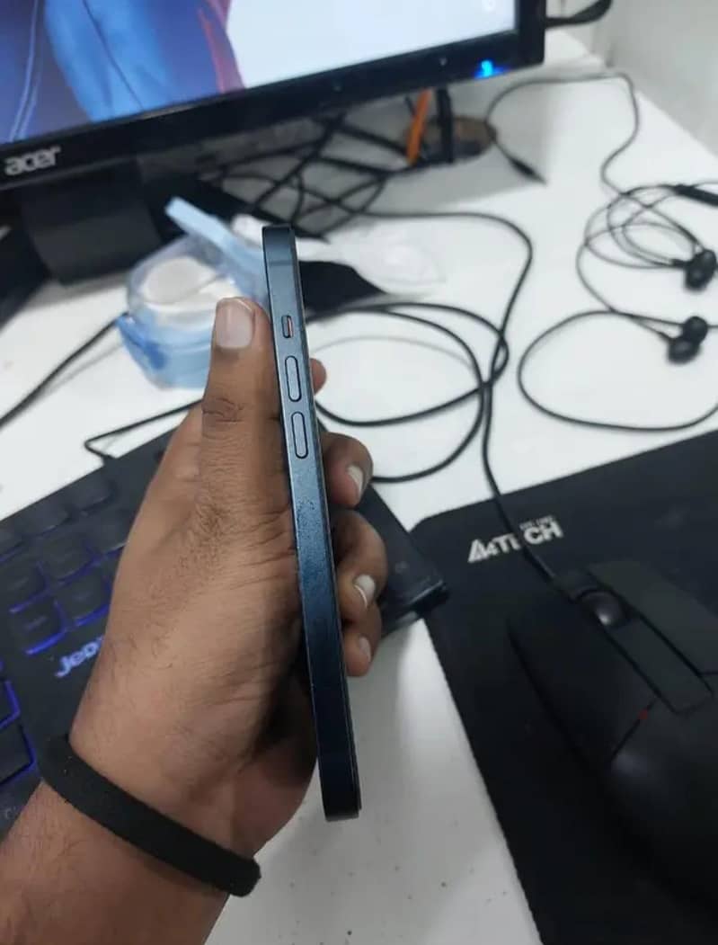 Apple iPhone 13 water pack 3