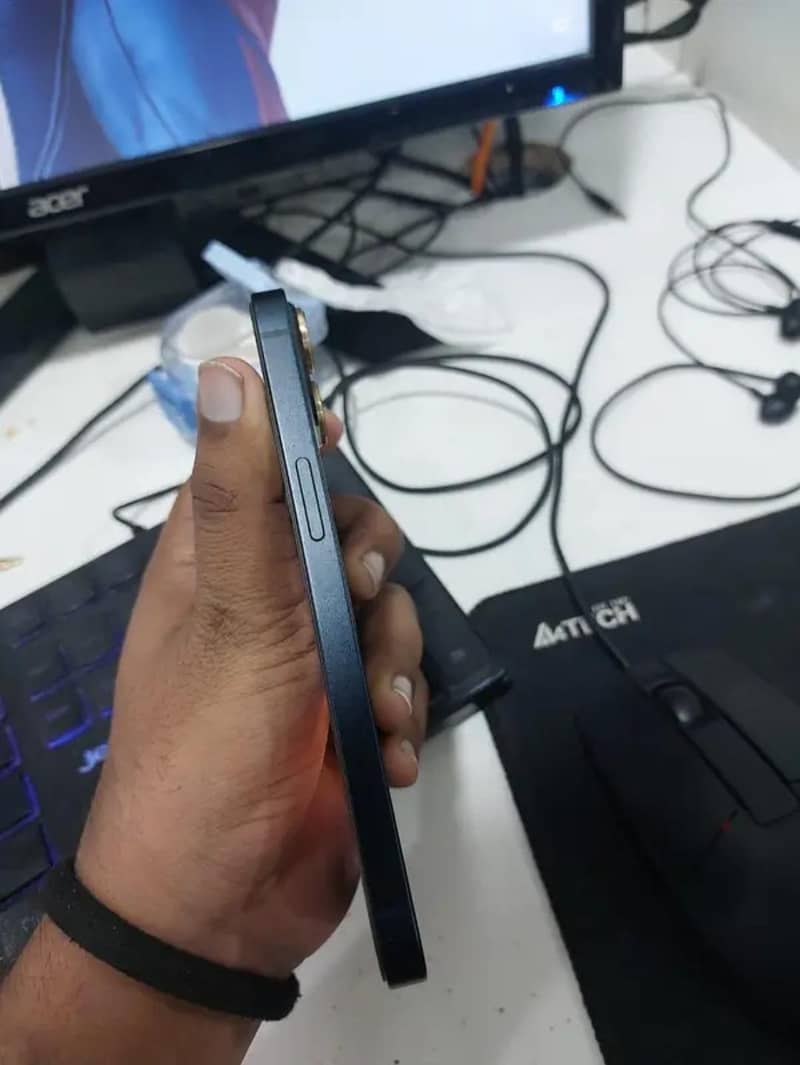 Apple iPhone 13 water pack 5