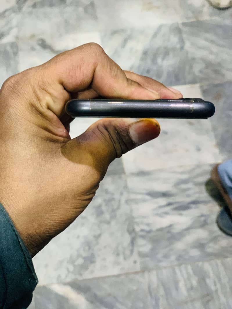 Apple iPhone 11 4