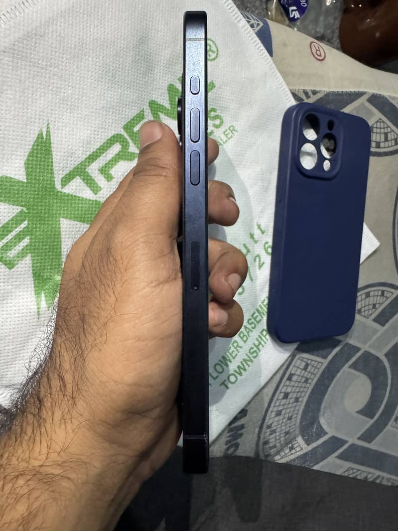 Apple iPhone 15 Pro Max 4