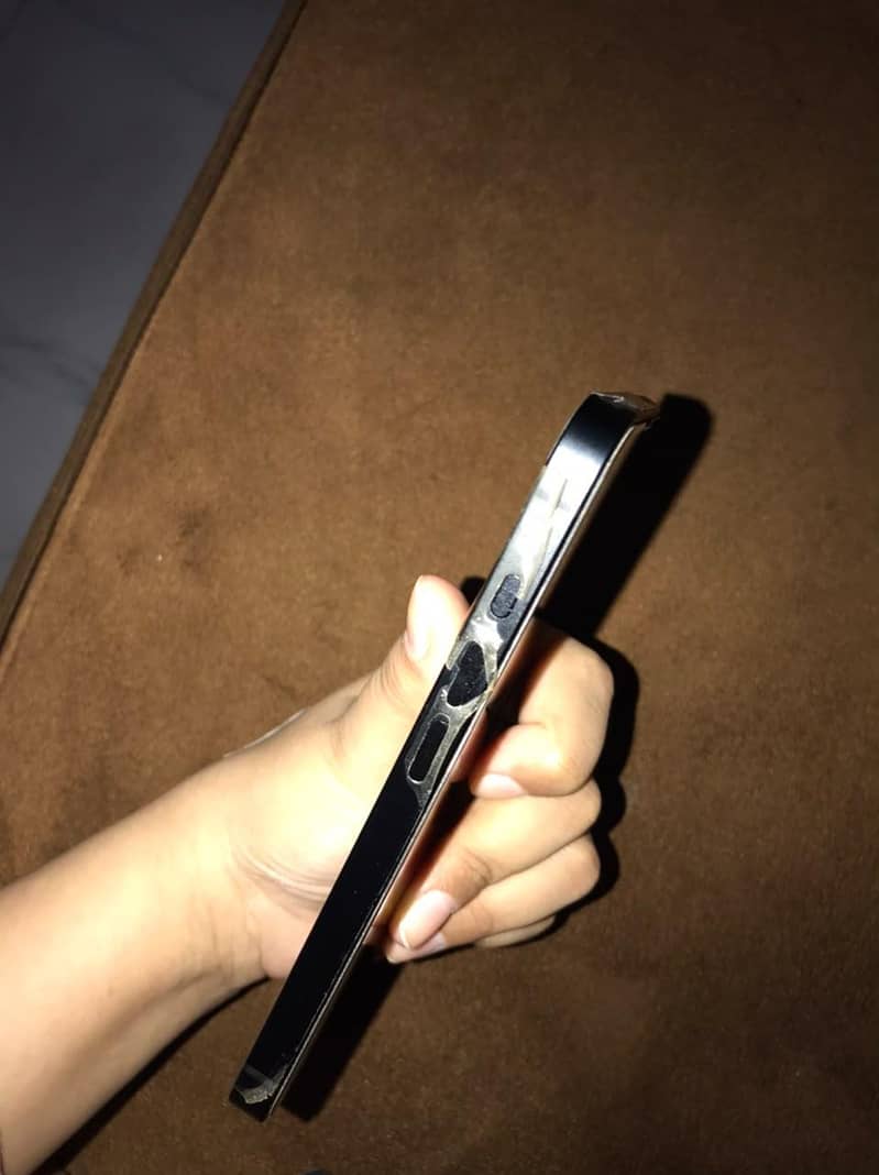 Apple iPhone 16e 1