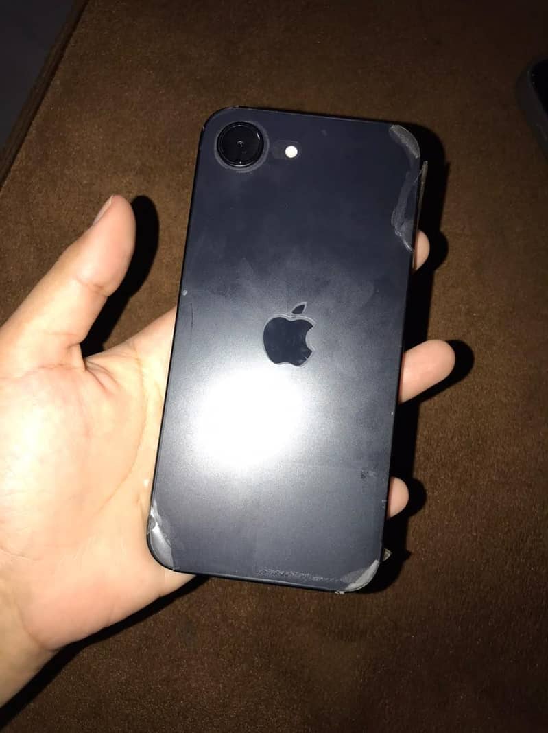 Apple iPhone 16e 2