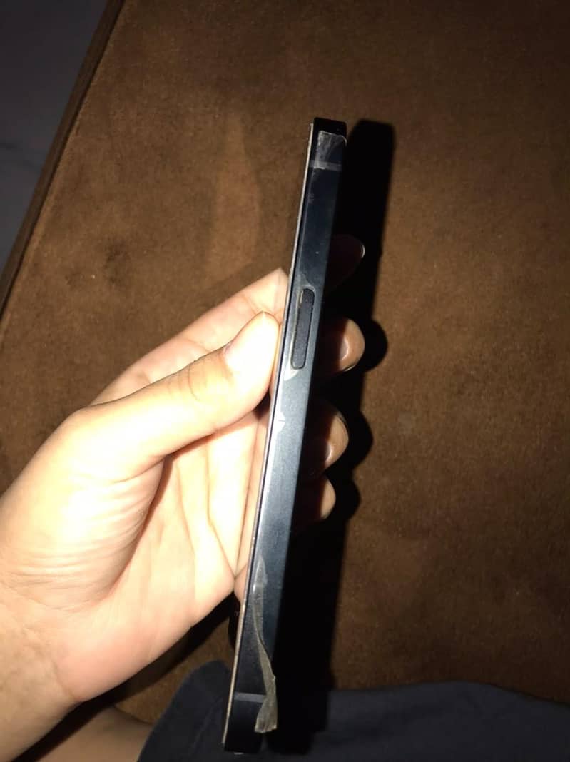 Apple iPhone 16e 3