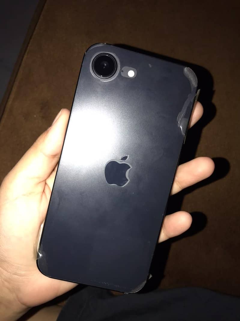 Apple iPhone 16e 4