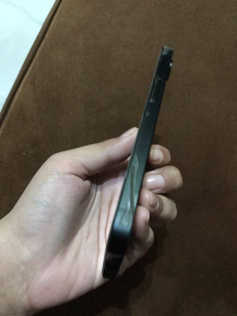 Apple iPhone 16e 5