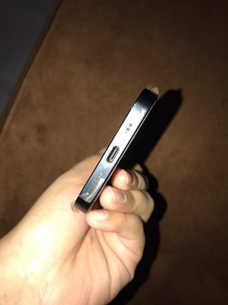 Apple iPhone 16e 6