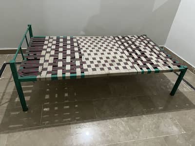تین  چارپائیاں فروخت کے لیے دستیاب ہیں