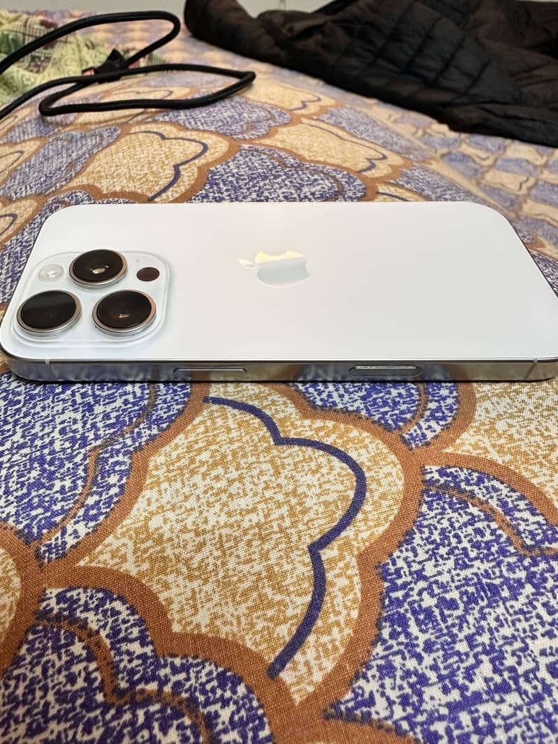 Apple iPhone 16 Pro 1