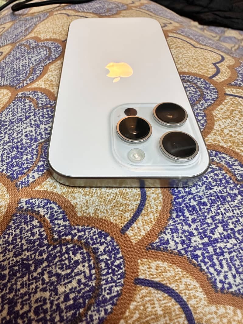 Apple iPhone 16 Pro 3