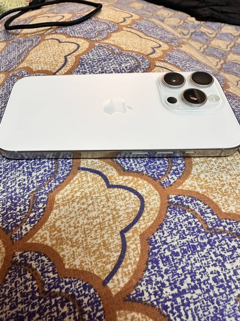 Apple iPhone 16 Pro 8
