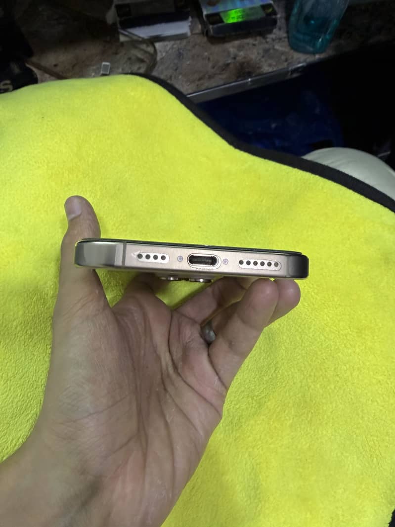 Apple iPhone 16 Pro Max 1