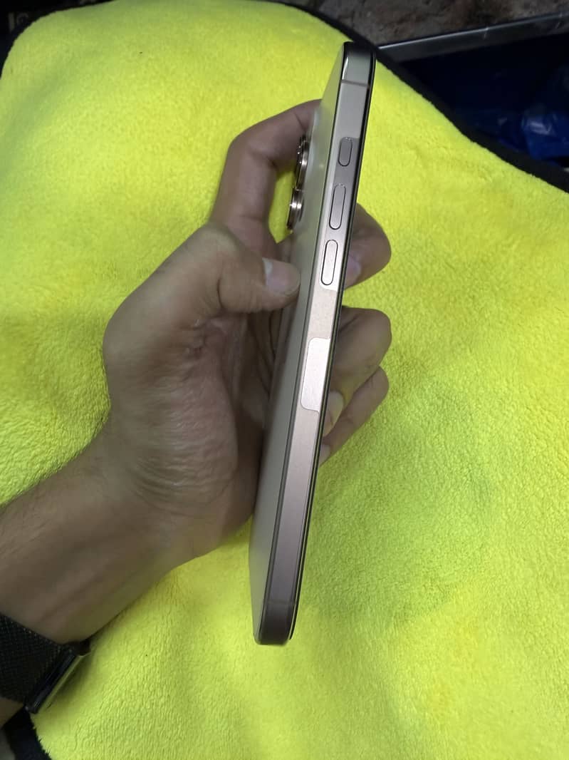 Apple iPhone 16 Pro Max 4