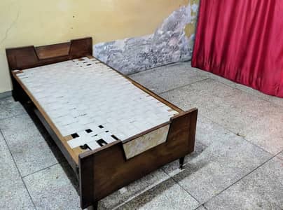 100% WOOD 1 Single bed in very good condition