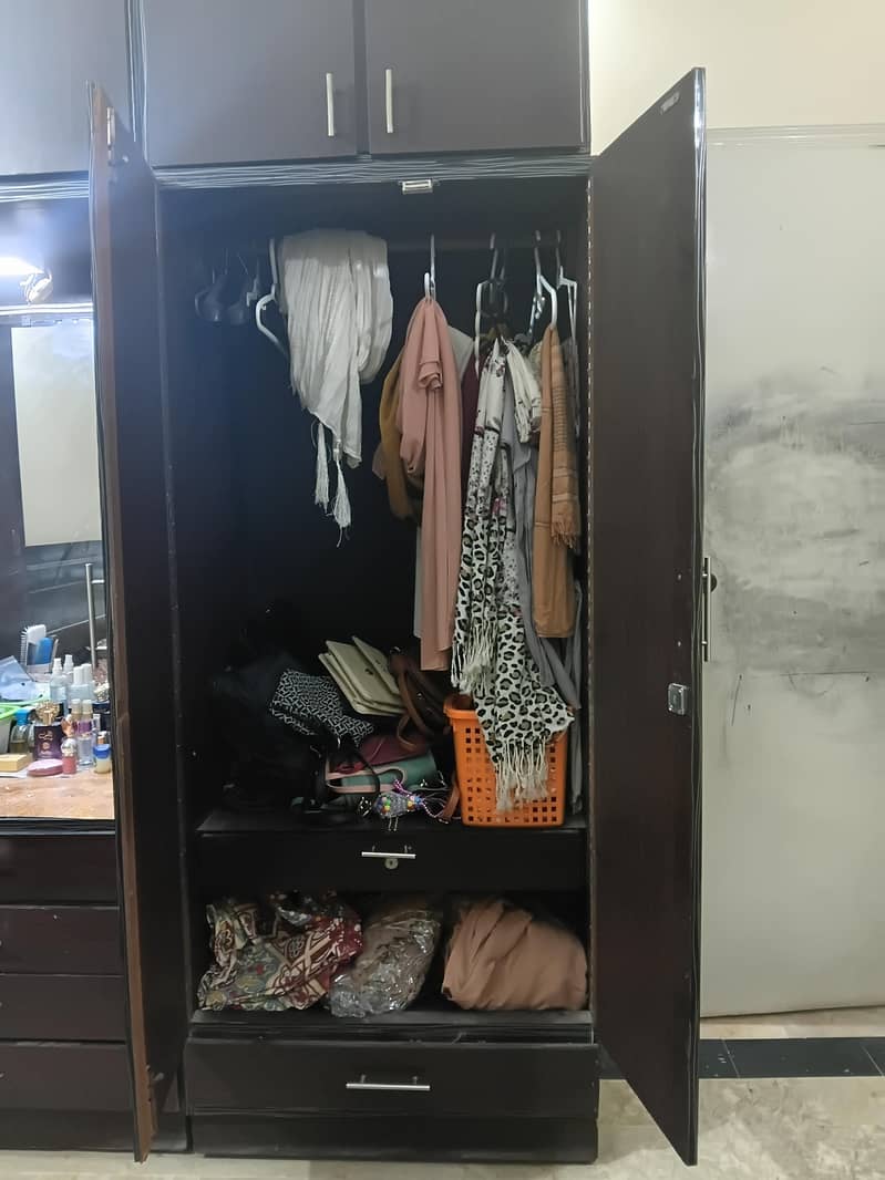 4 door wardrobe with dressing table 2